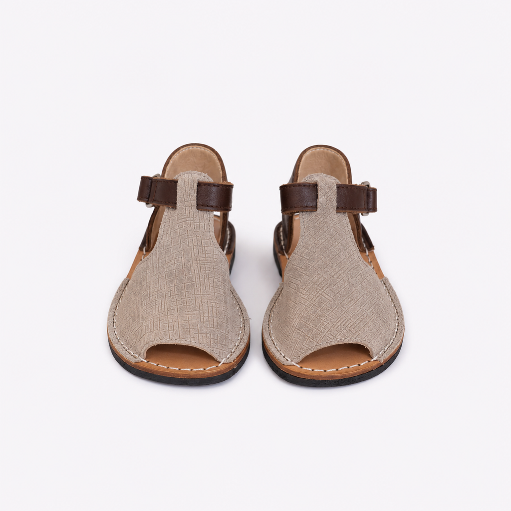 Sandalia de piel marrón y taupe