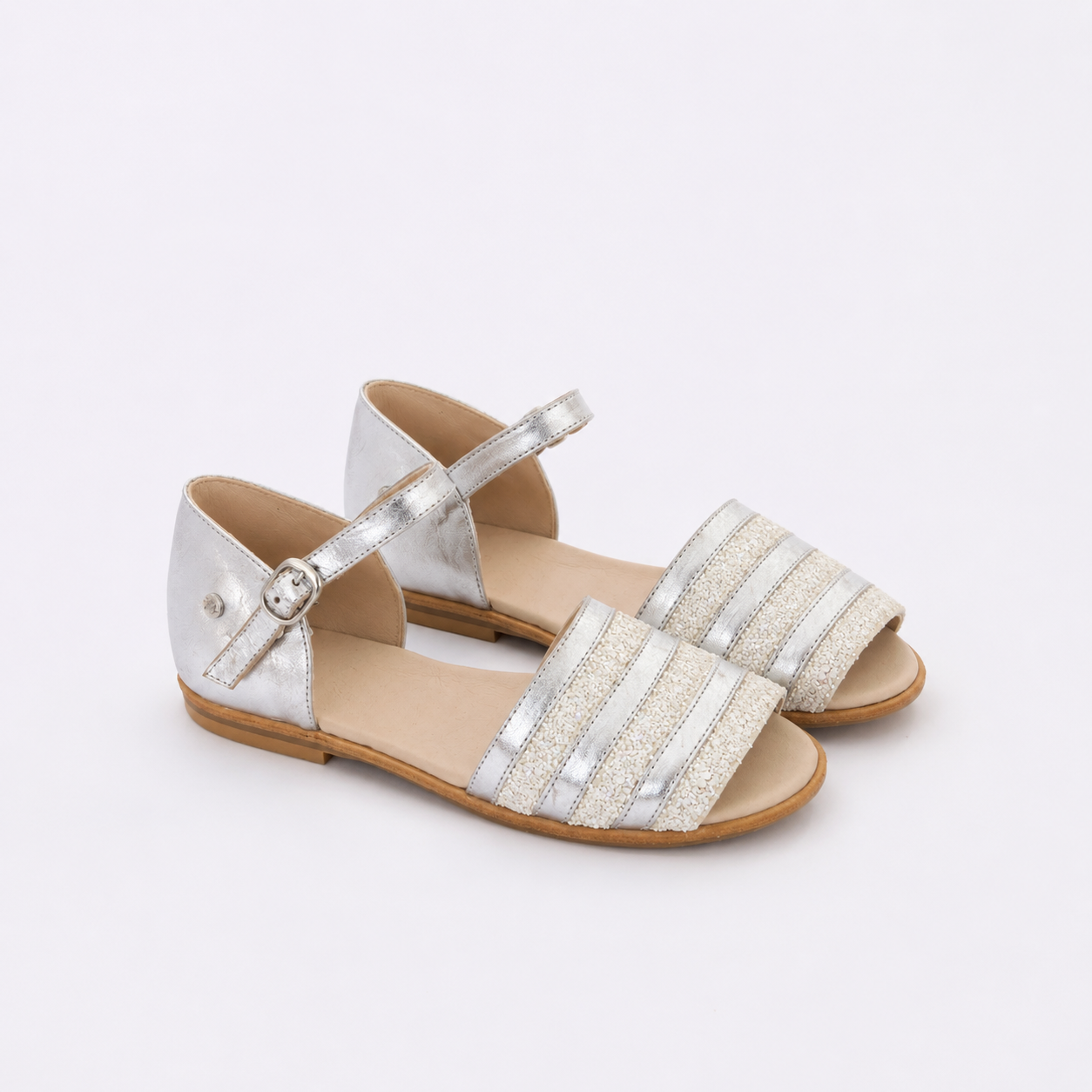 Sandalia de piel plateada y purpurina blanca