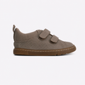 Deportivo marrón barefoot