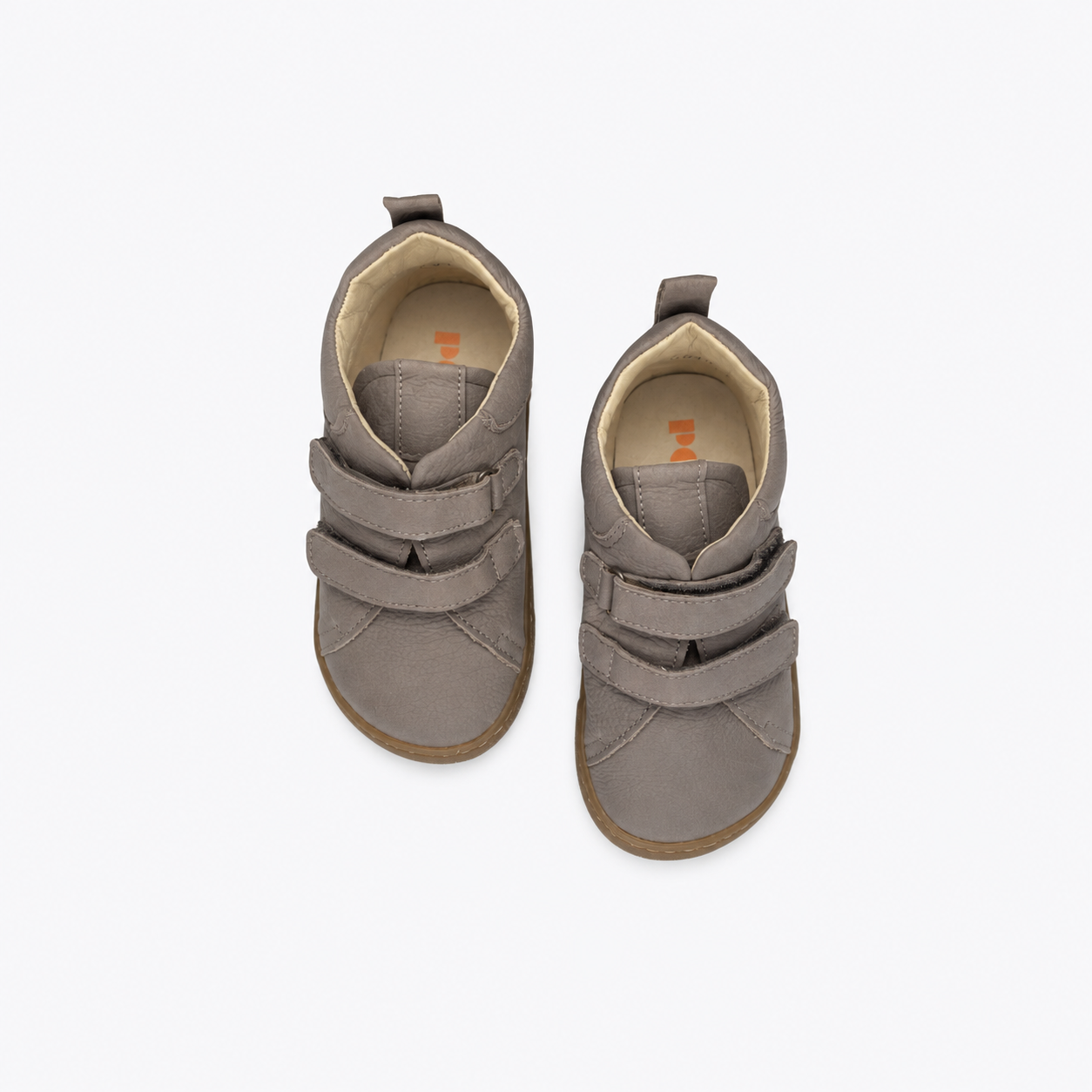 Deportivo marrón barefoot