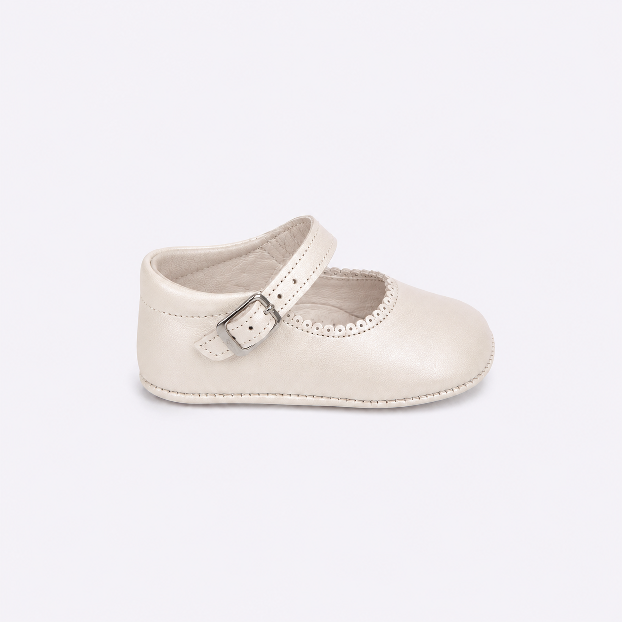 Mercedes crema bebé cuna