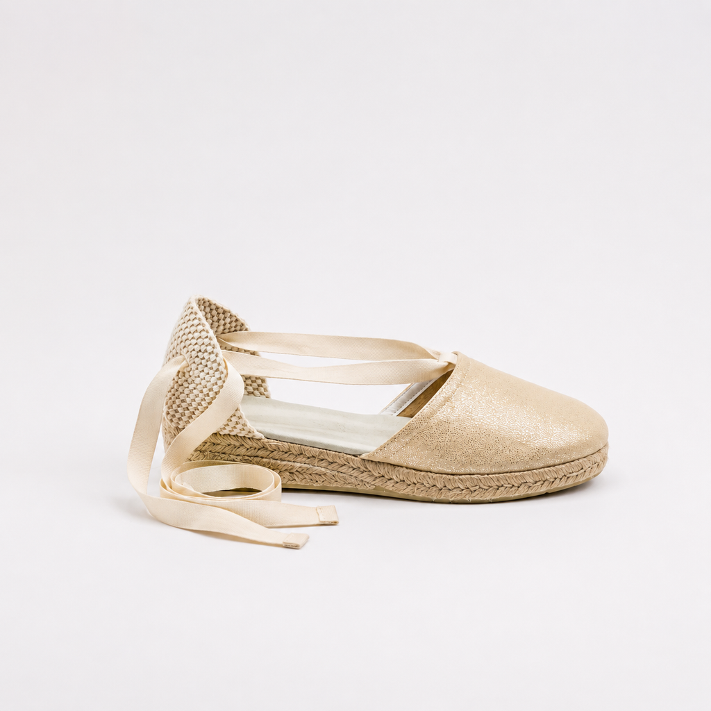 Alpargatas de niña y mujer en color oro brillante con lazadas de algodón, suela baja de esparto y fabricación artesanal - Tiendas Papos