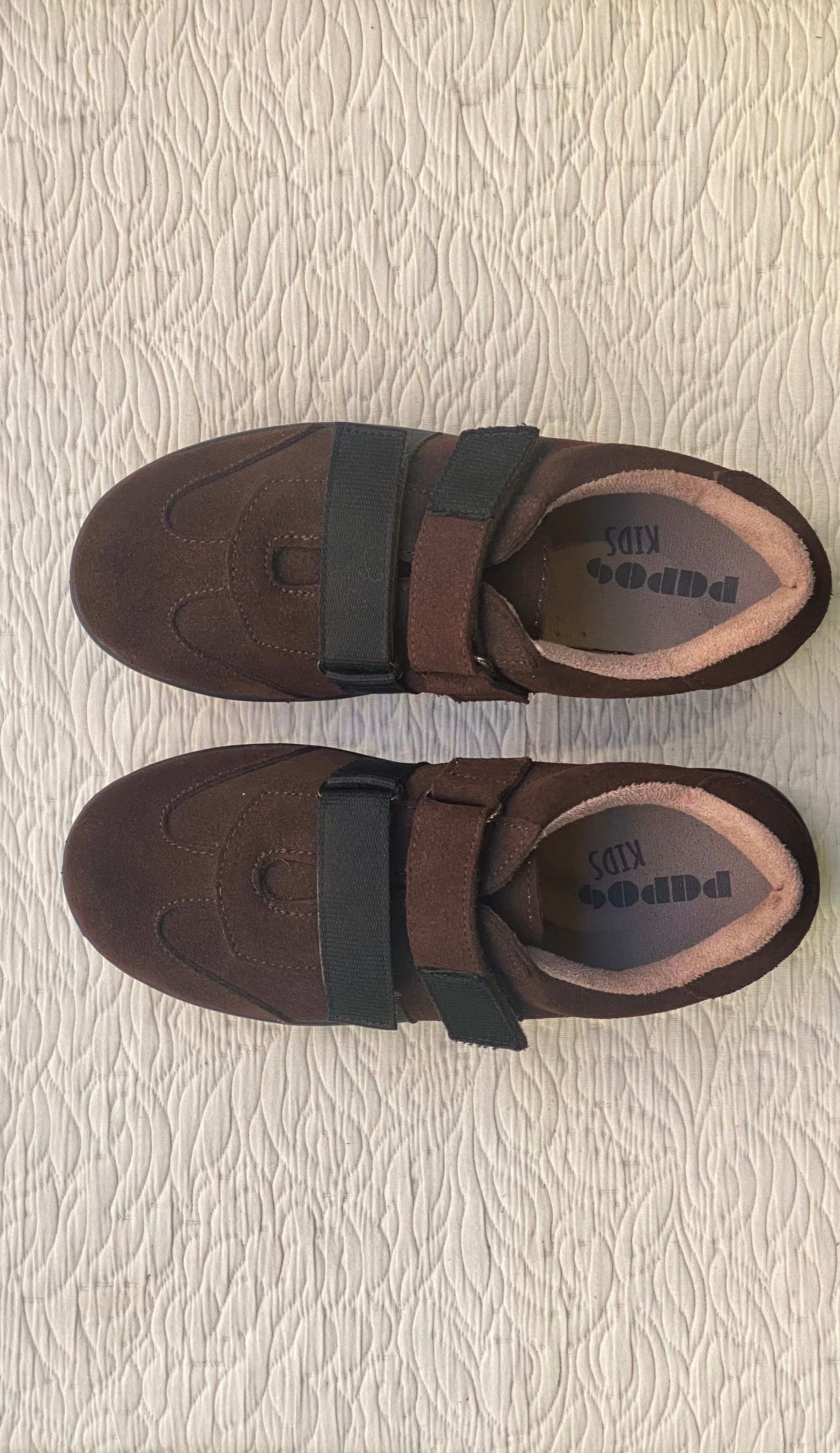 Deportivo serraje marrón con velcro