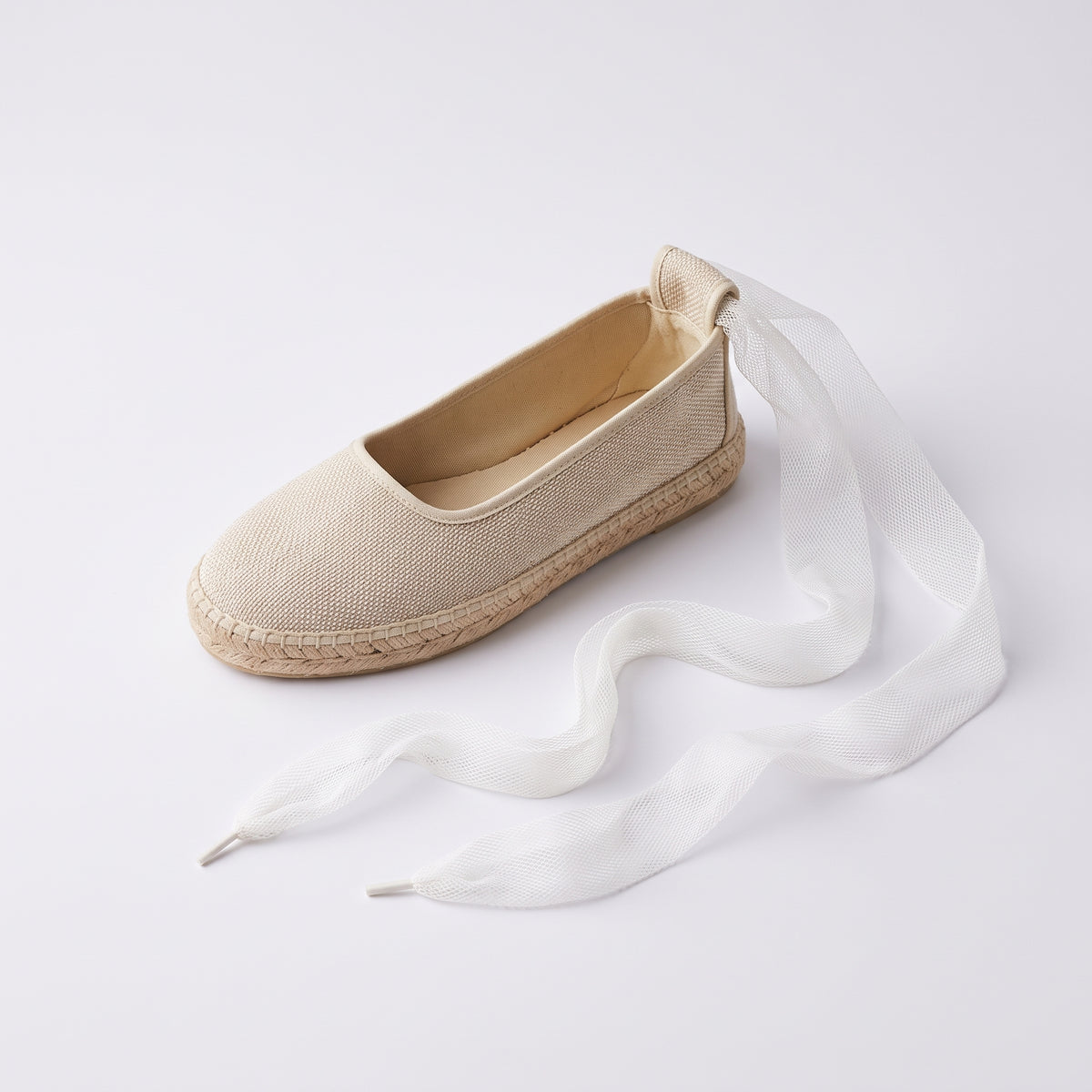 alpargata de lino beige con tiras de tul blanco
