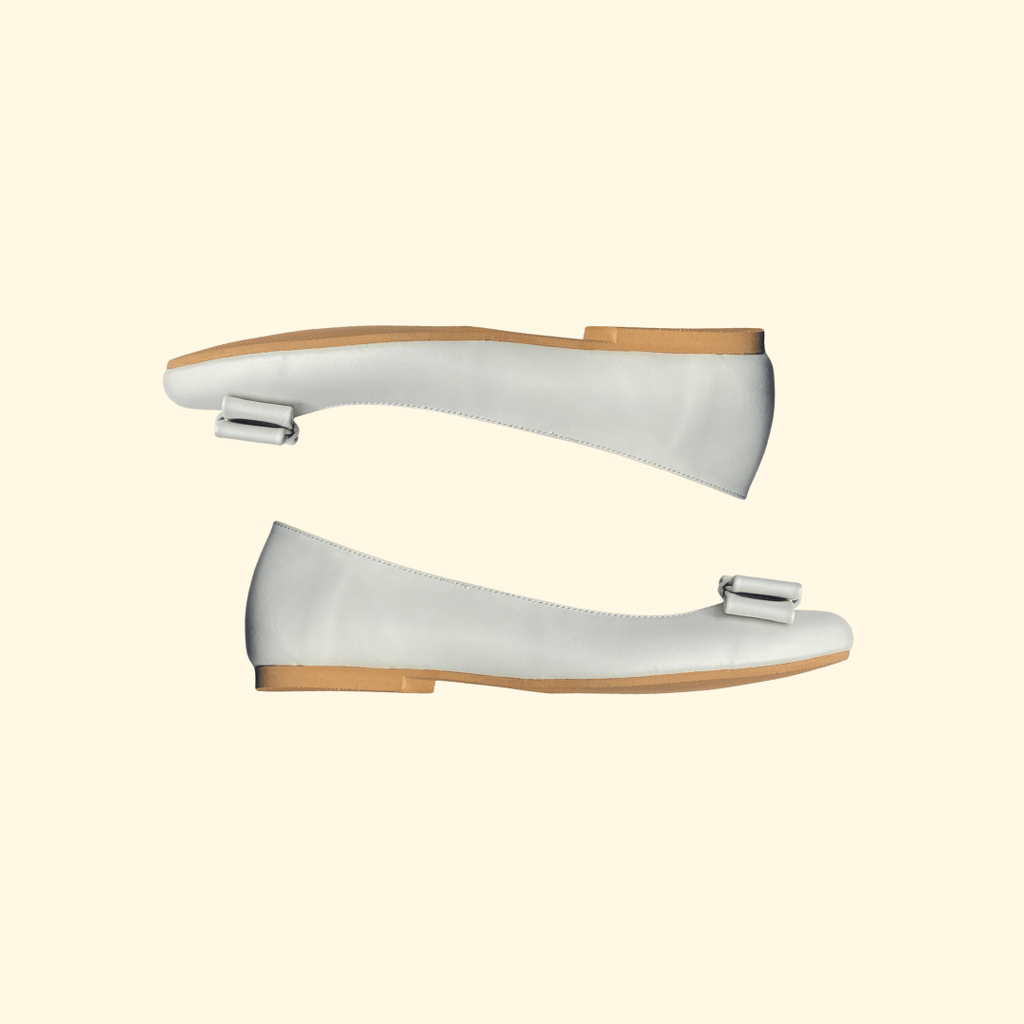 Bailarina o manoletina blanca con lazo de comunion