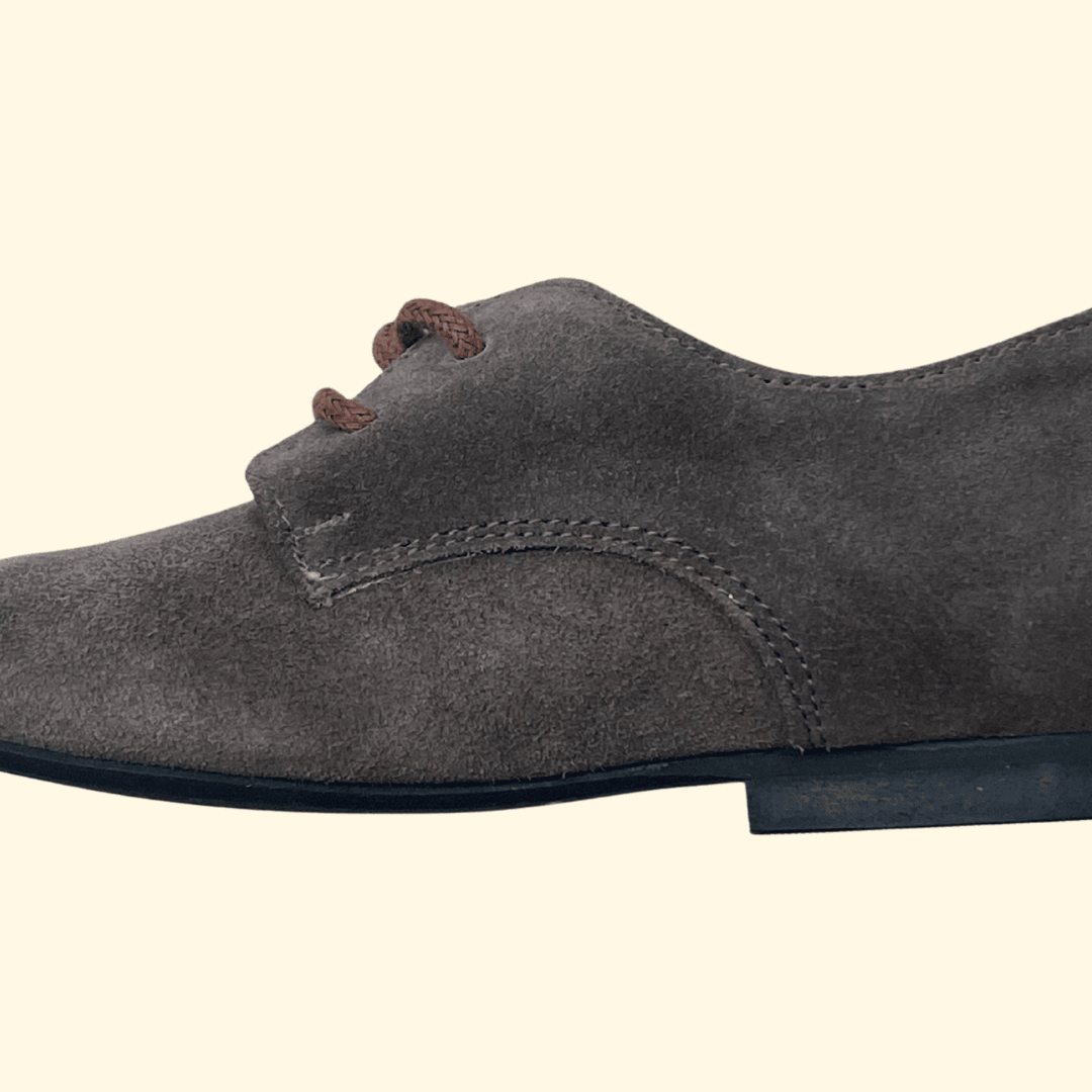 Zapato de Vestir Niño en Piel ante gris con suela de cuero