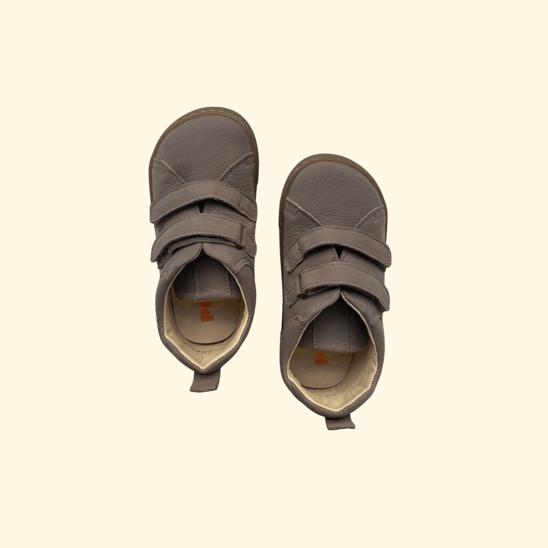 Deportivo marrón barefoot