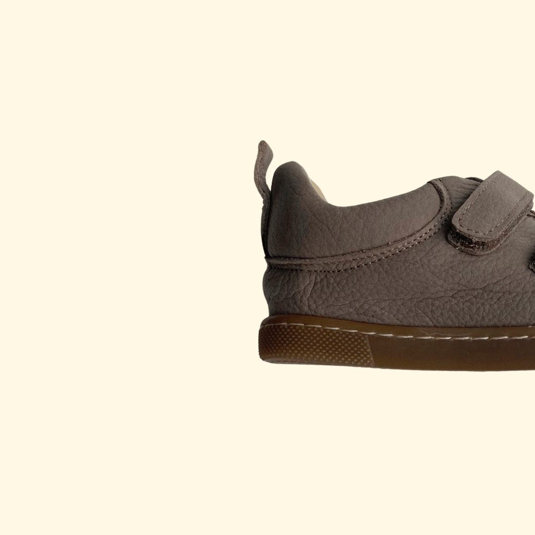 Deportivo marrón barefoot