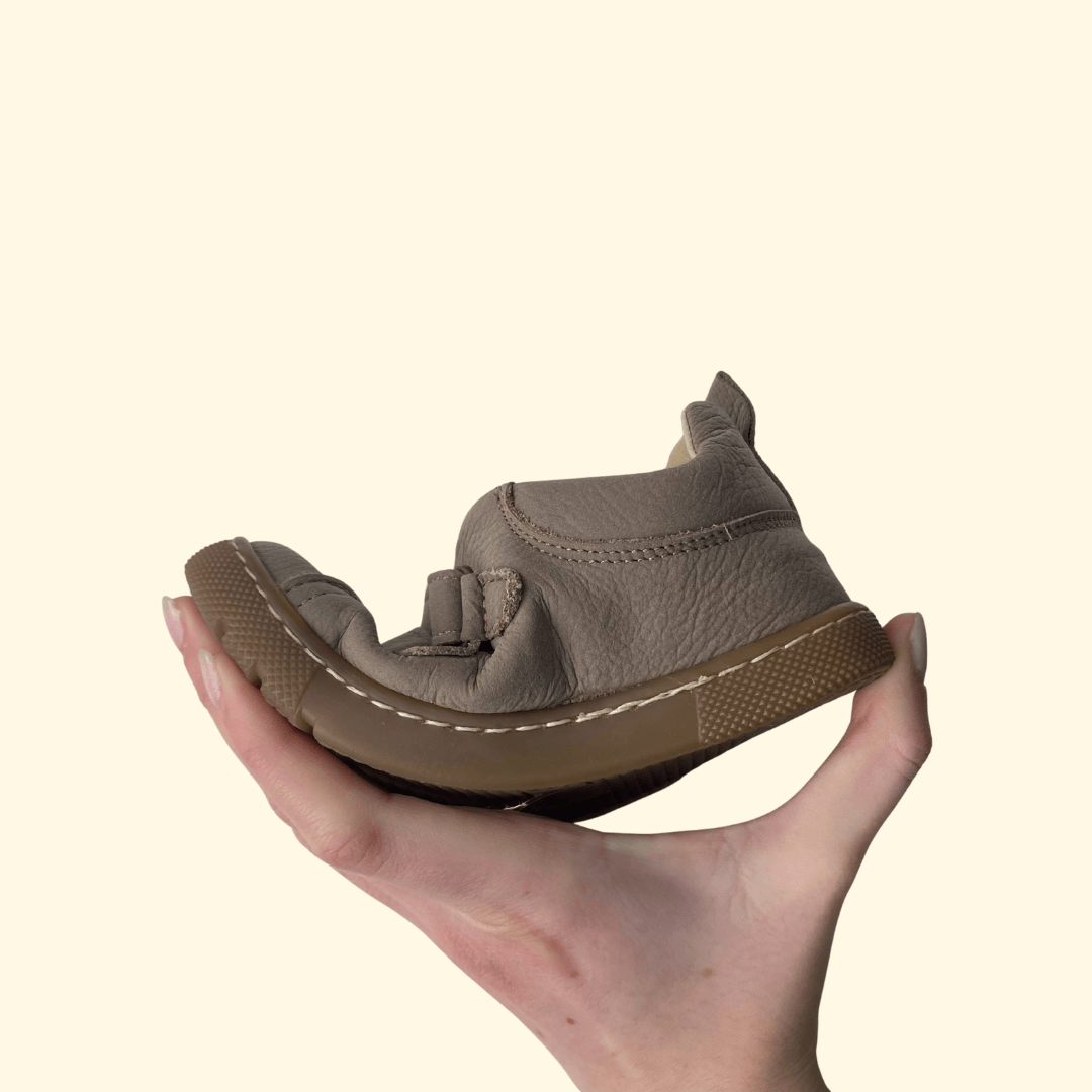 Deportivo marrón barefoot