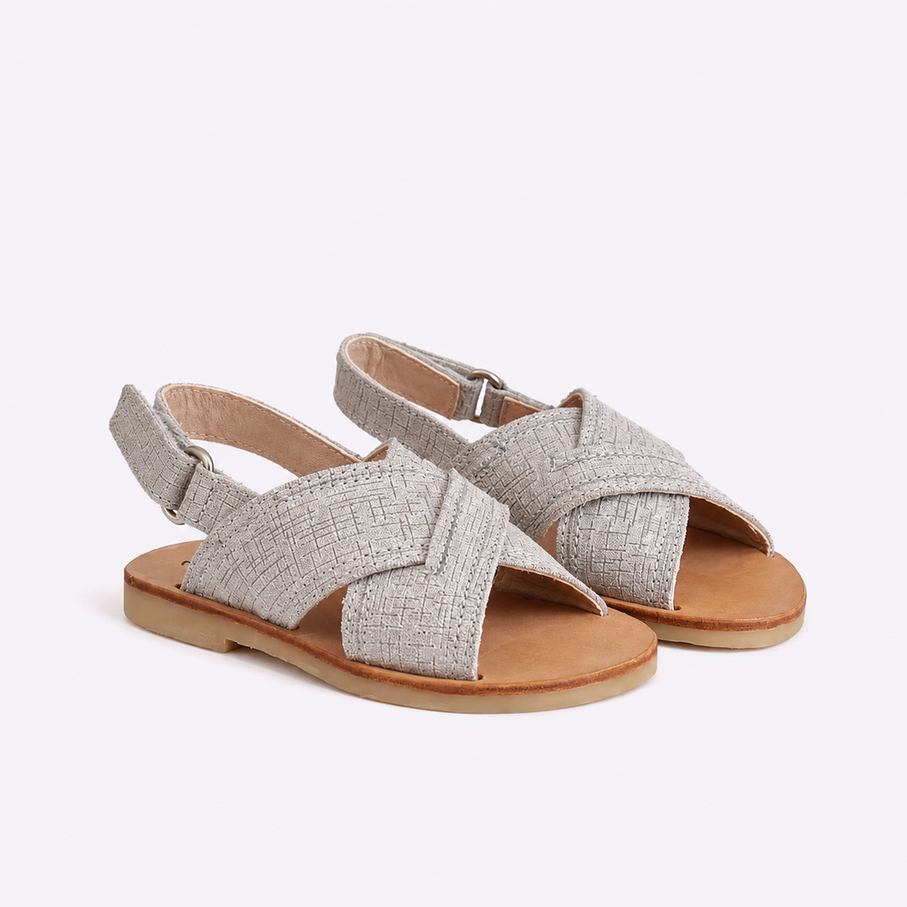 Laterales de la sandalia gris claro unisex infantil donde se aprecia el cierre de velcro adaptable al talón, hechas en España, tiendas Papos, valencia