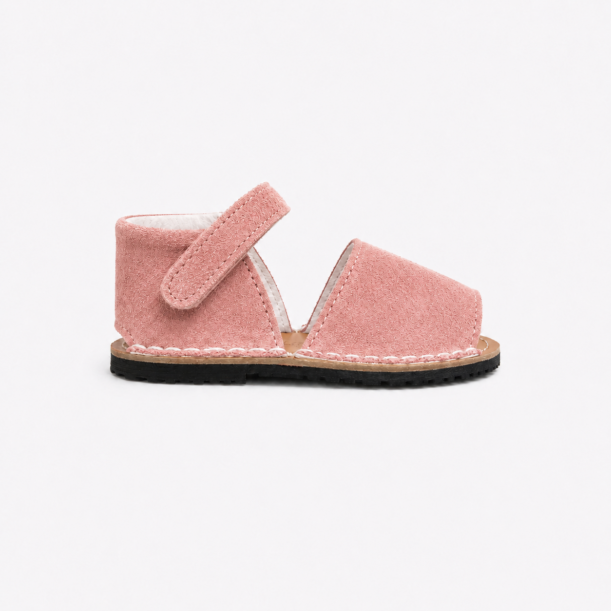 menorquina de serraje rosa hecha en España, cosdia a mano y con cierre de velcro para bebés con suela flexible. tiendas Papos