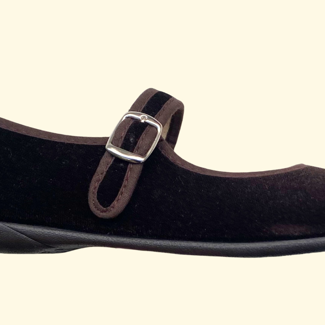 Mercedes terciopelo marrón