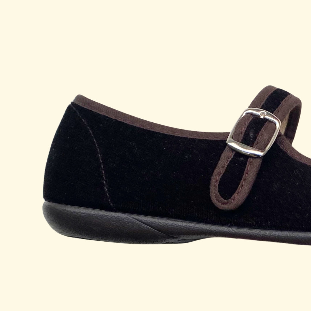 Mercedes terciopelo marrón