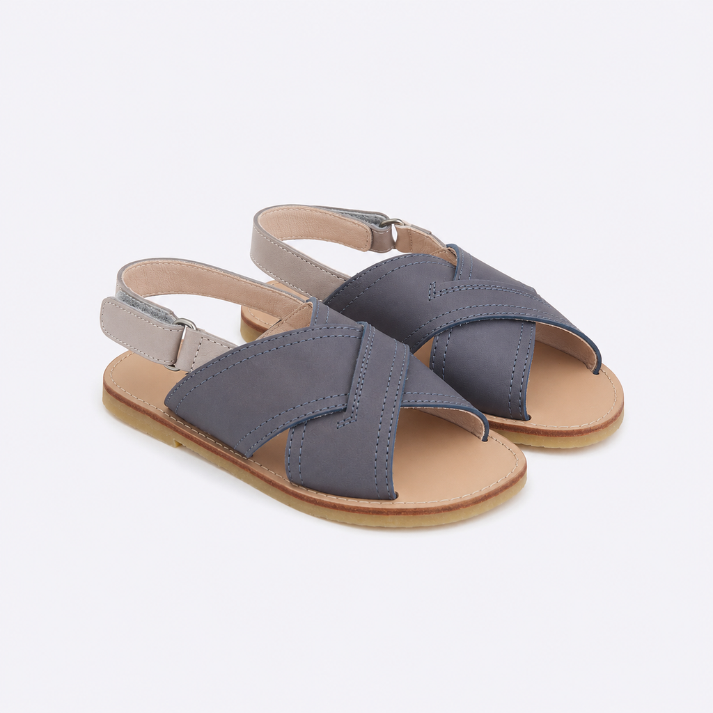 laterales de las sandalias azules cruzadas de piel unisex con cierre de velcro hechas artesanalmente en españa, tiendas papos 1975
