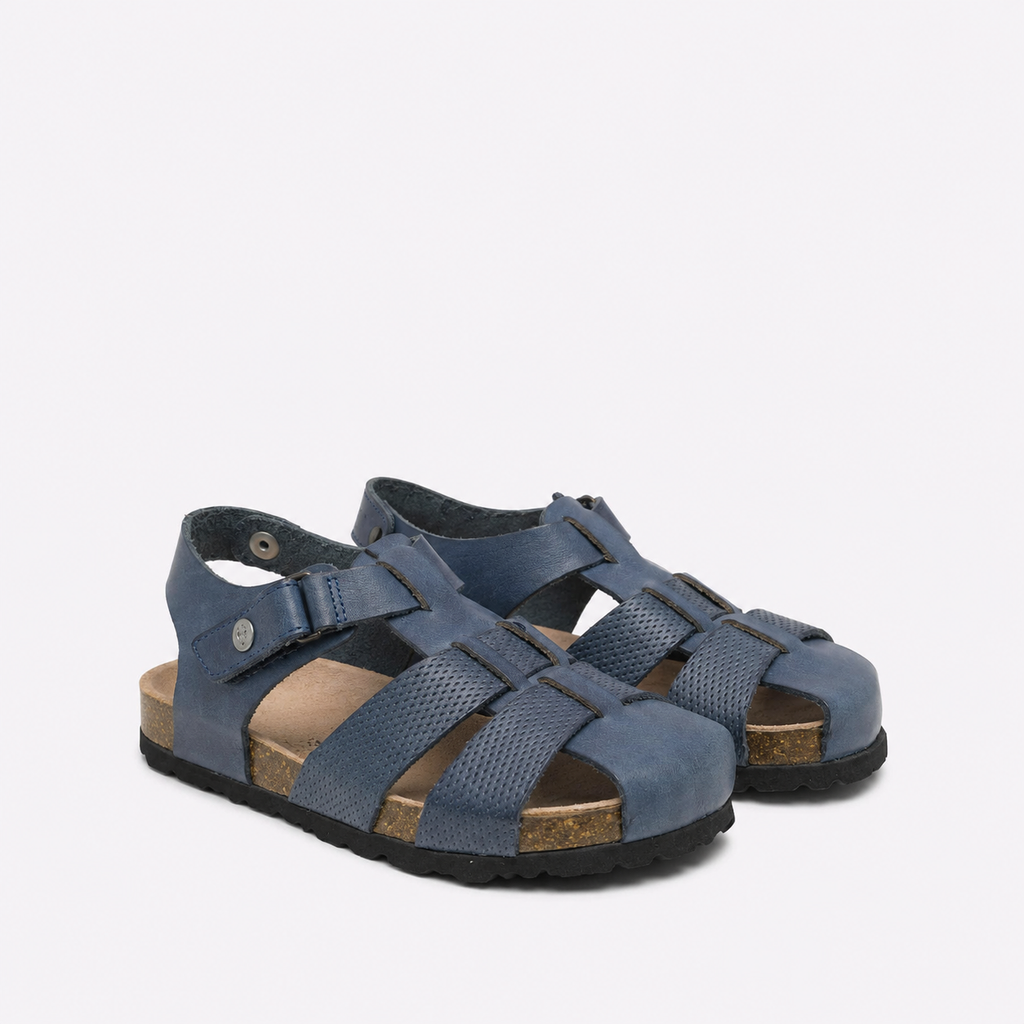 laterales de las sandalias cangrejeras azules de piel unisex de niño y niña, suela de corcho y cierre de velcro con un ajuste perfecto en los pies disponibles en tiendas papos 1975, valencia