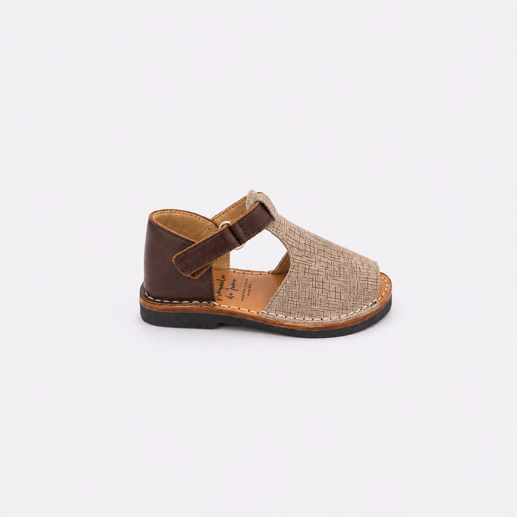 Sandalia de piel marrón y taupe