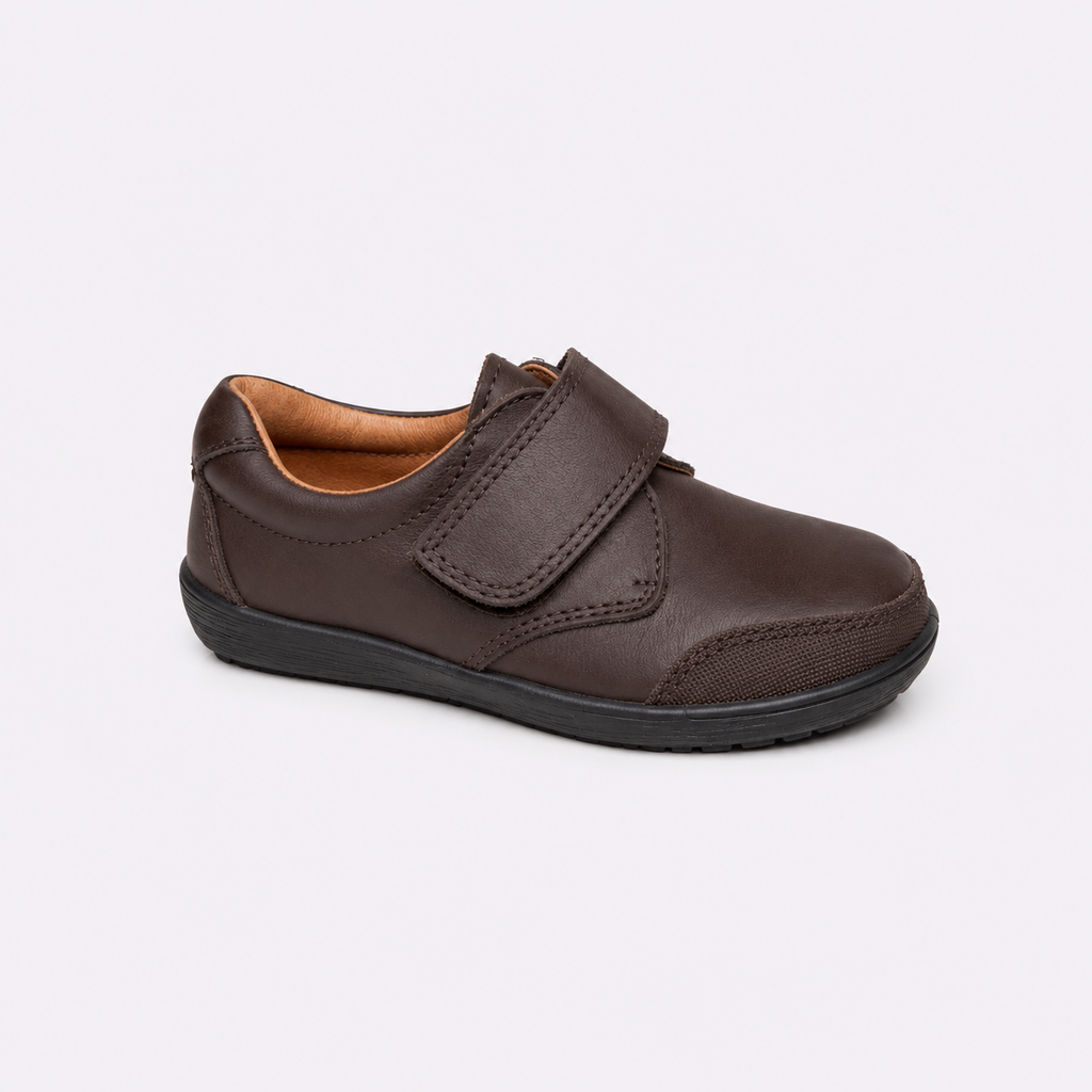 zapato marrón con cierre de velcro perfecto para la escuela con refuerzo cosido en puntera y talon